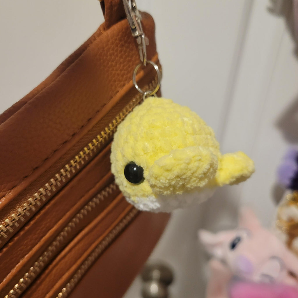 Mini Crochet Whale Keychain – Soft Chenille Amigurumi Whale – Squishy Backpack Charm – Ocean Animal Accessory