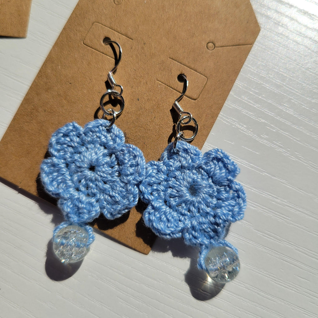 Crochet flower earrings with bead - Boho style jewelry