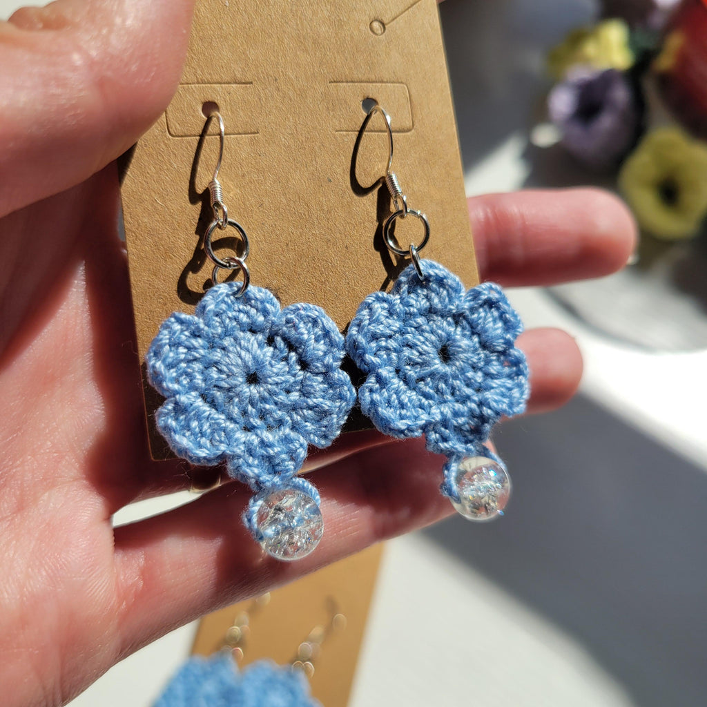 Crochet flower earrings with bead - Boho style jewelry