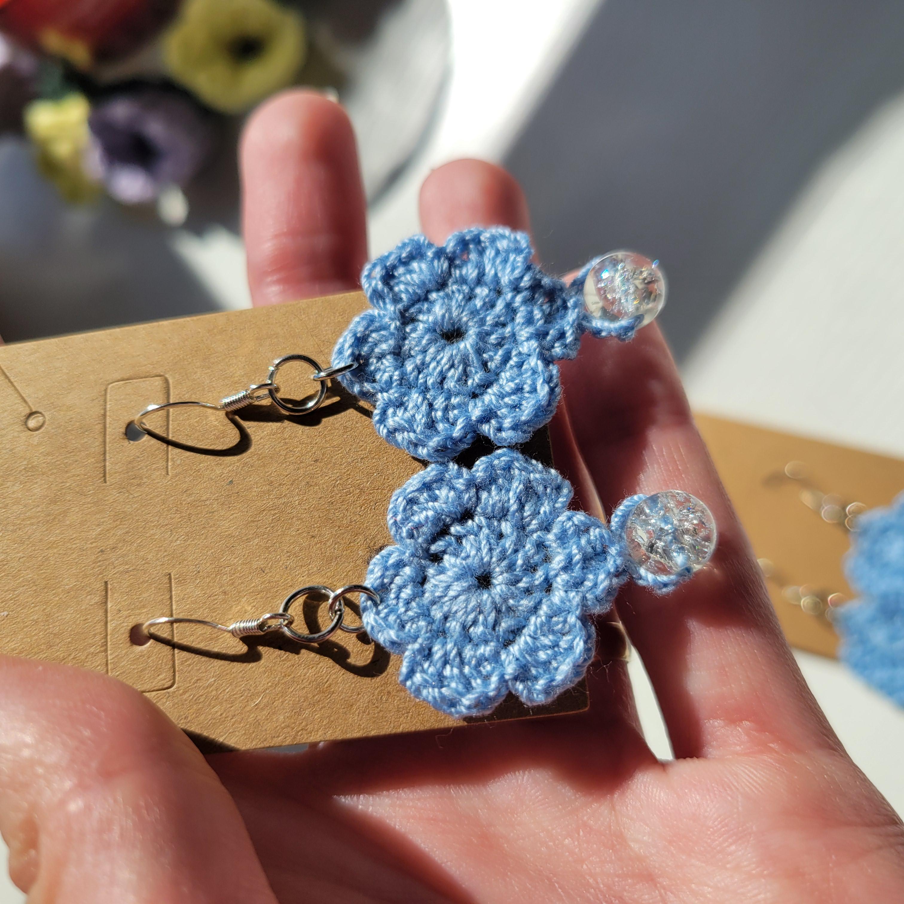Crochet flower earrings with bead - Boho style jewelry