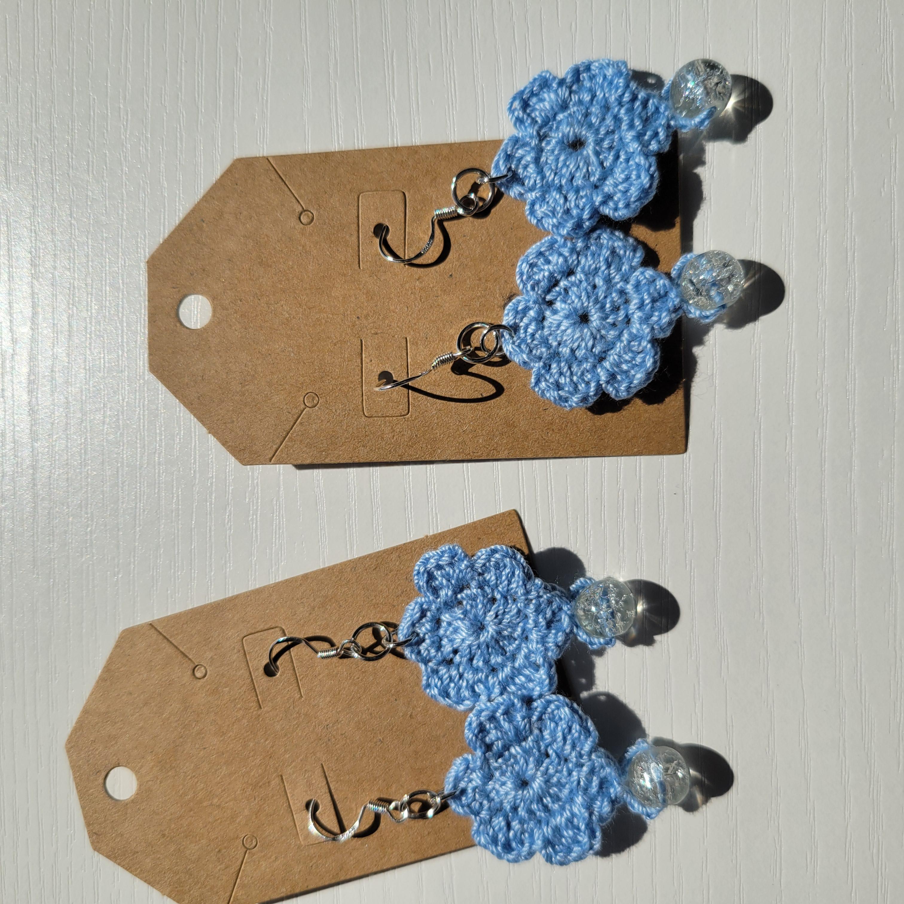 Crochet flower earrings with bead - Boho style jewelry